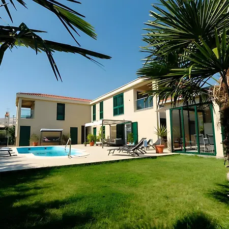 M With Private Pool & Gym * Plano
