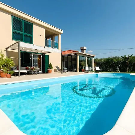 Βίλα M With Private Pool & Gym Plano