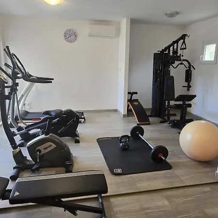M With Private Pool & Gym *