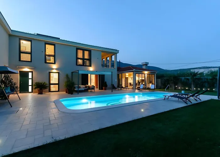 M With Private Pool & Gym 빌라