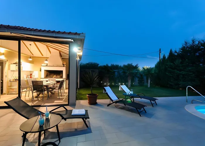 M With Private Pool & Gym * Plano