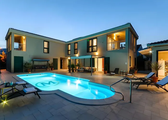M With Private Pool & Gym 빌라