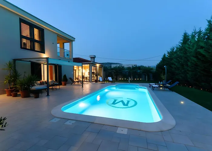 M With Private Pool & Gym *