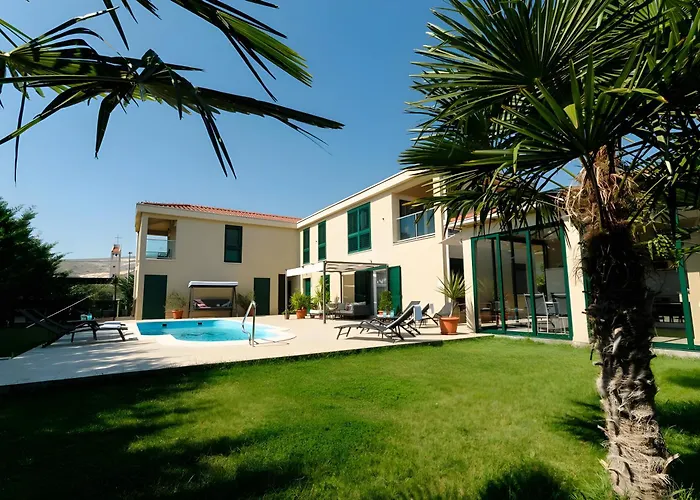 M With Private Pool & Gym * Plano