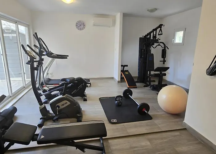 M With Private Pool & Gym *