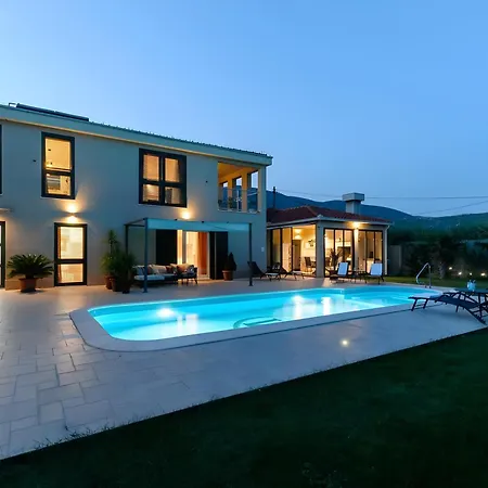 M With Private Pool & Gym Villa
